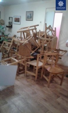 Розбив вікно і зістрибнув: мукачівські патрульні розповіли, що накоїв хлопець у гуртожитку – 02