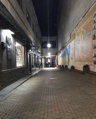 У центрі Ужгорода ретро-світильниками підсвітили пасаж Баті – 02