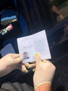 Закарпатець виготовляв документи, завдяки яким чоловіки перетинали кордон – 05