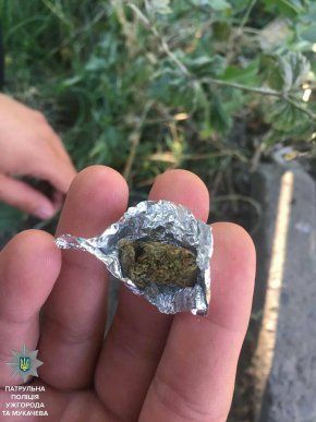 Ужгородські патрульні виявили у двох велосипедистів речовини, схожі на наркотичні – 02