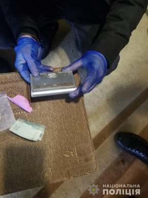 Поліцейські Тячівщини спіймали “на гарячому” наркоторговця: ВІДЕО – 03