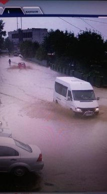 В одному із населених пунктів області вода з потічків залила вулиці – 01