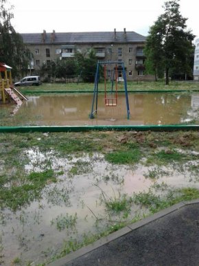 Негода створила у Мукачеві водні атракціони для дітей – 01