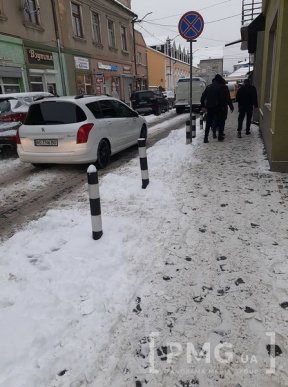 Центр Мукачева потопає у снігу. Дороги і тротуари не розчищені – 10