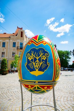 У центральній частині Ужгорода встановили великі писанки – 02