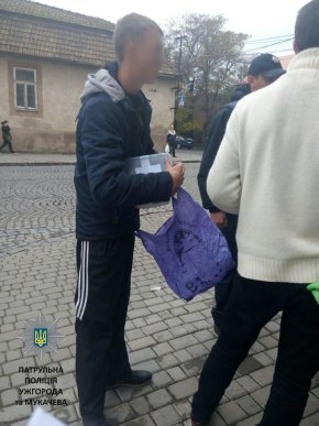 У Мукачеві патрульні затримали трьох псевдоволонтерів – 02