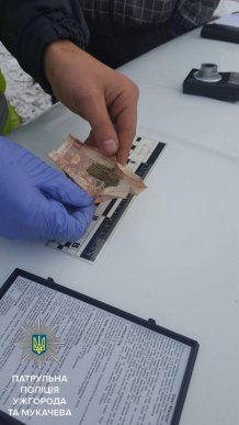 Ужгородські патрульні виявили наркотики у автомобілі "Lada" – 03 Ужгородські патрульні виявили наркотики у автомобілі "Lada" – 03