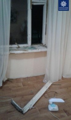 Розбив вікно і зістрибнув: мукачівські патрульні розповіли, що накоїв хлопець у гуртожитку – 03