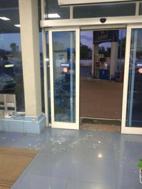 У Мукачеві нетверезий чоловік розбив двері на заправці – 03 У Мукачеві нетверезий чоловік розбив двері на заправці – 03