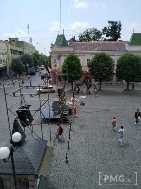 У центрі Мукачева триває підготовка до урочистого параду випускників – 06