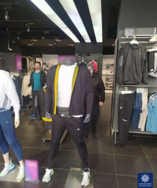 Патрульні припинили роботу двох крамниць через порушення карантину – 01