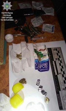 Патрульні Ужгорода затримали чоловіка під час вживання наркотиків – 03