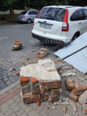 В центрі Мукачева вантажівка протаранила огорожу – 02 В центрі Мукачева вантажівка протаранила огорожу – 02