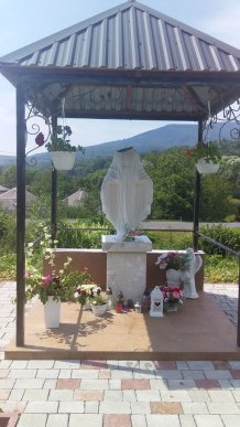 Закарпатці обурені тим, що вандали зробили зі статуєю Пресвятої Богородиці – 03