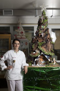Кондитерський дім "Bondarenko" виготовив дві святкові скульптури: ялинку та Різдвяну гірку – 13