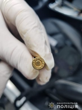 Помітно нервував: поліцейські зупинили молодого жителя найбагатшого закарпатського села – 06