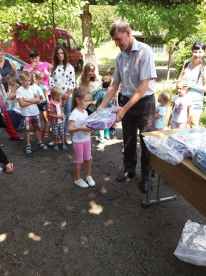 Першокласникам подарували рюкзаки зі шкільним приладдям – 02