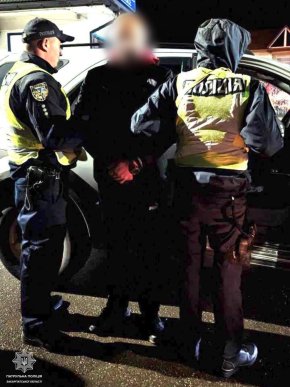 На Закарпатті правоохоронці затримали водія та пасажира – 02 На Закарпатті правоохоронці затримали водія та пасажира – 02