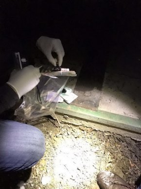 Гроші в унітазі та умивальнику: оприлюднено фото із затримання прикордонника-хабарника – 04