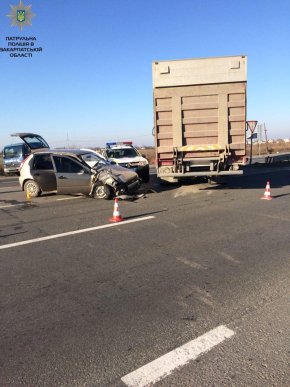На трасі "Київ-Чоп" зіткнулися вантажівка і легковик. Є постраждалі – 01
