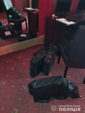 Поліцейські розповіли про заклад, який виявили у Тячеві – 03