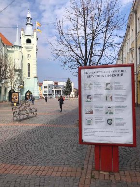 У Мукачеві дезінфікують автобусні зупинки та під’їзди багатоповерхівок – 08