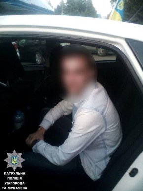 Патрульні піймали "на гарячому" чоловіків, які грабували квартиру – 05