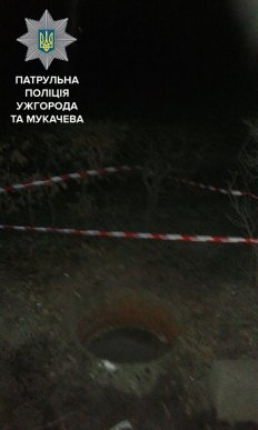 У Мукачеві чоловік упав у відкритий люк: патрульні врятували – 03