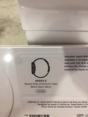 У легковику прикордонники знайшли приховані годинники «Apple» – 03