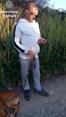 Патрульні Ужгорода наздогнали чоловіка з наркотиками і дитячою гойдалкою – 03