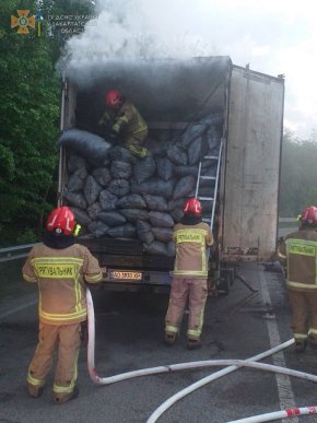 У черзі до кордону загорілась вантажівка – 01