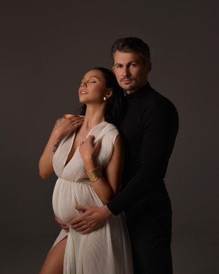 «Щось магічне»: Євген Кот та його вагітна дружина показали кадри чуттєвої фотосесії – 01