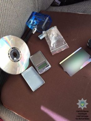 Патрульні Ужгорода затримали чоловіка, у якого виявили наркотичні речовини – 01