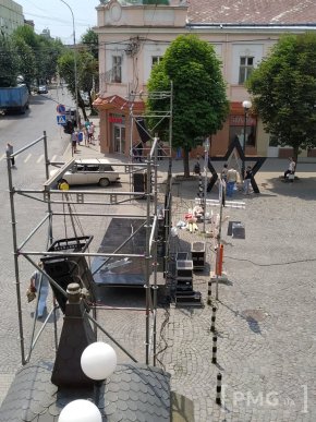 У центрі Мукачева триває підготовка до урочистого параду випускників – 04