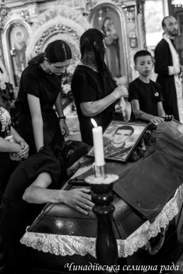 У Чинадіївській громаді поховали молодого воїна, який загинув на війні – 12