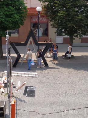 У центрі Мукачева триває підготовка до урочистого параду випускників – 01