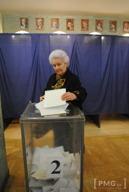 Ужгородець привселюдно порвав три бюлетені, зазначаючи при цьому, що "має право" – 03