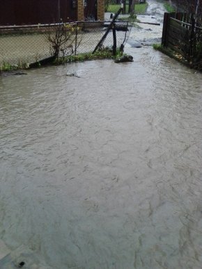 У Дубовому річка розлилась вулицями селища – 05