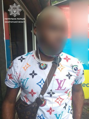 Патрульні зупинили таксі, в якому був нелегал – 01