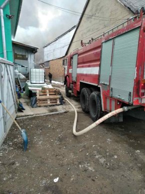 Вогнеборці приборкують пожежу в магазині будматеріалів на Тячівщині – 04 Вогнеборці приборкують пожежу в магазині будматеріалів на Тячівщині – 04