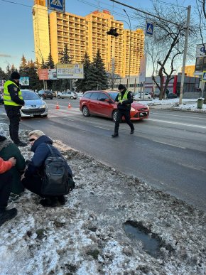 Авто збило жінку на пішохідному переході. Момент ДТП зафіксували відеокамери – 02