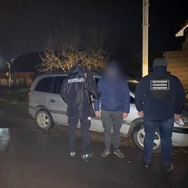 Закарпатець за 7 тисяч доларів допомагав чоловікам незаконно перетнути кордон – 02 Закарпатець за 7 тисяч доларів допомагав чоловікам незаконно перетнути кордон – 02