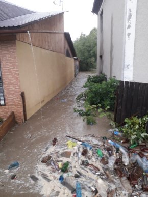 На Рахівщині злива підтопила будинок – 05