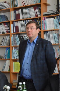 Юрій Луценко презентував книгу «По обидва боки колючого дроту» ужгородським читачам – 03