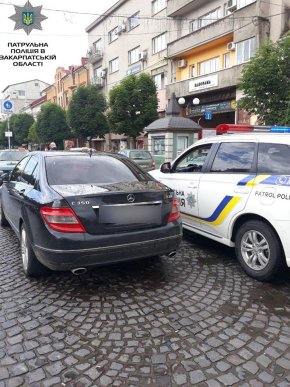 У центрі Мукачева виявили автомобіль, який знаходиться у розшуку – 02