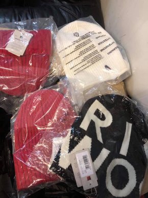 Закарпатські митники вилучили у чоловіка прихований одяг з Італії – 03