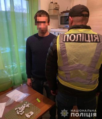 Чоловік ховав наркотики у кухонній шафі – 01