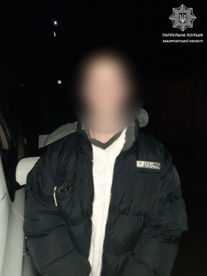 Вночі вулицями Мукачева розгулювали чоловіки, в яких знайшли наркотики – 02