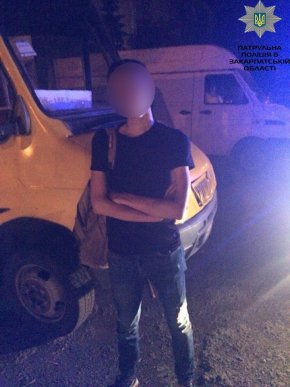 Патрульні піймали "на гарячому" чоловіка, який обкрадав вночі автомобілі – 02