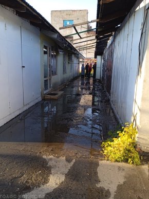 Було видно клуби диму: в Ужгороді спалахнула пожежа на ринку – 01